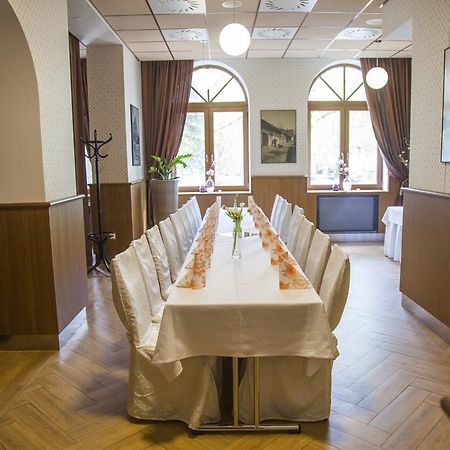 Hotel Eminent Zlaté Moravce エクステリア 写真