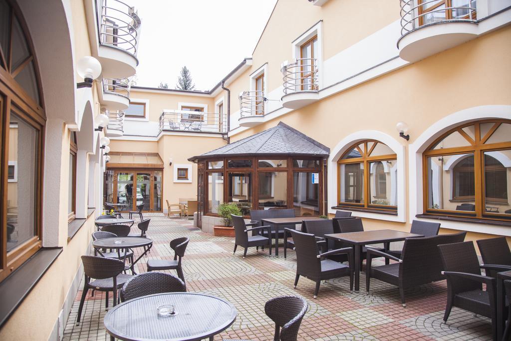 Hotel Eminent Zlaté Moravce エクステリア 写真