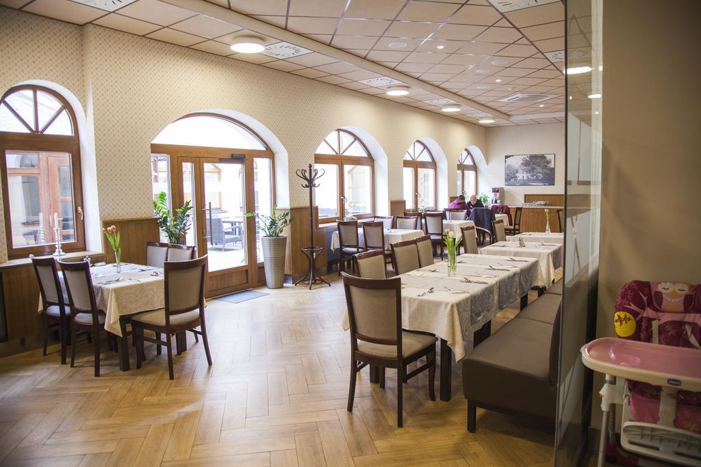 Hotel Eminent Zlaté Moravce エクステリア 写真