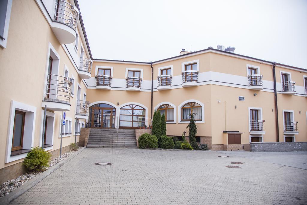 Hotel Eminent Zlaté Moravce エクステリア 写真