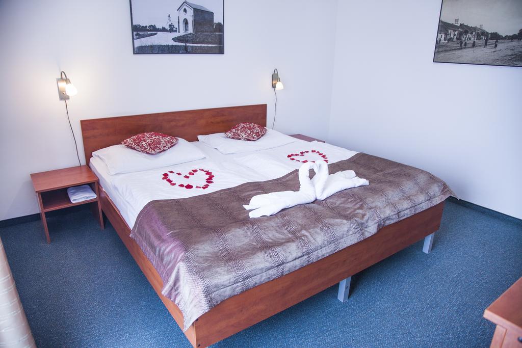 Hotel Eminent Zlaté Moravce エクステリア 写真